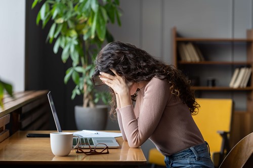 a remote workers  experiencing employee burnout affecting their physical health