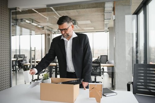 employee clearing out desk having accepted statutory redundancy pay.