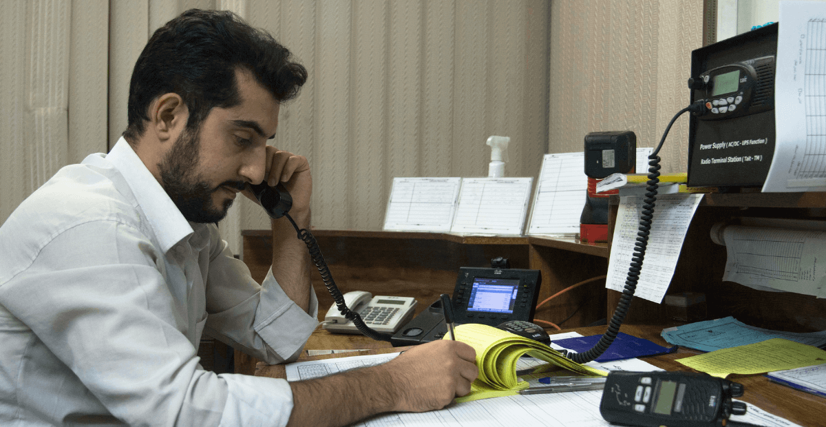 an acas representative offering free advice on employment law to an employee on flexible working arrangements