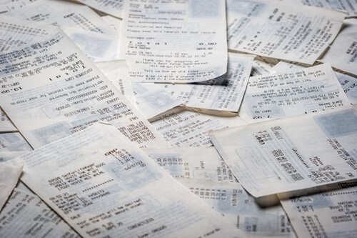 Money is paid via tips and distributed via a tronc des pauvres