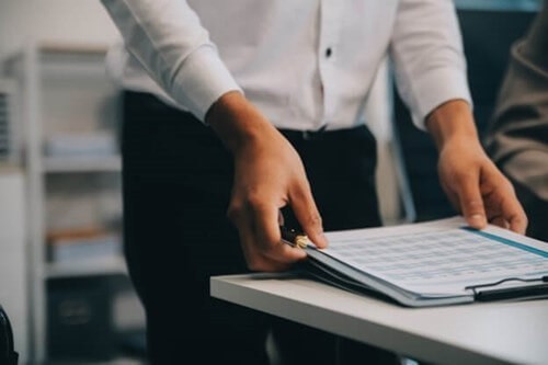 employers looking at the employment contract with a weeks notice period length for employees.